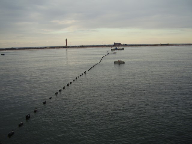 Floating Cable in Towards Jones Beach (March 2007) Floating Cable in Towards Jones Beach (March 2007)